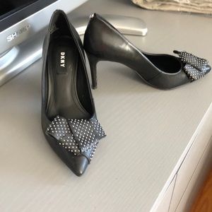 DKNY black pointed leather pumps size 5.5
